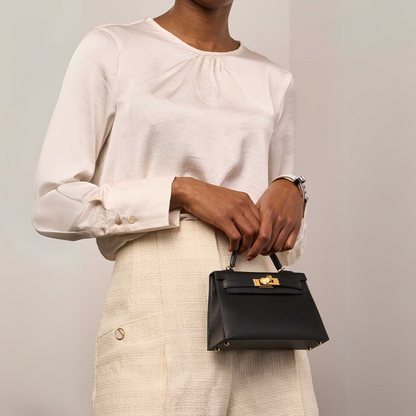 Amara | Bolso negro con detalles dorados