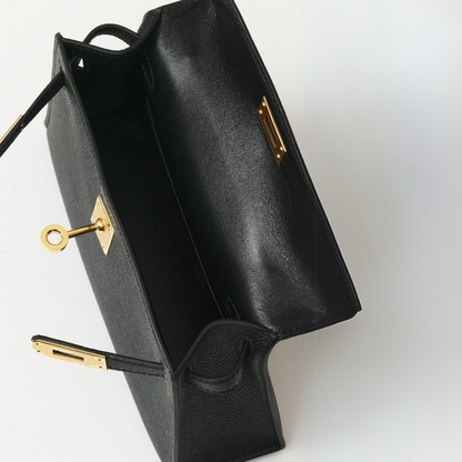 Amara | Bolso negro con detalles dorados