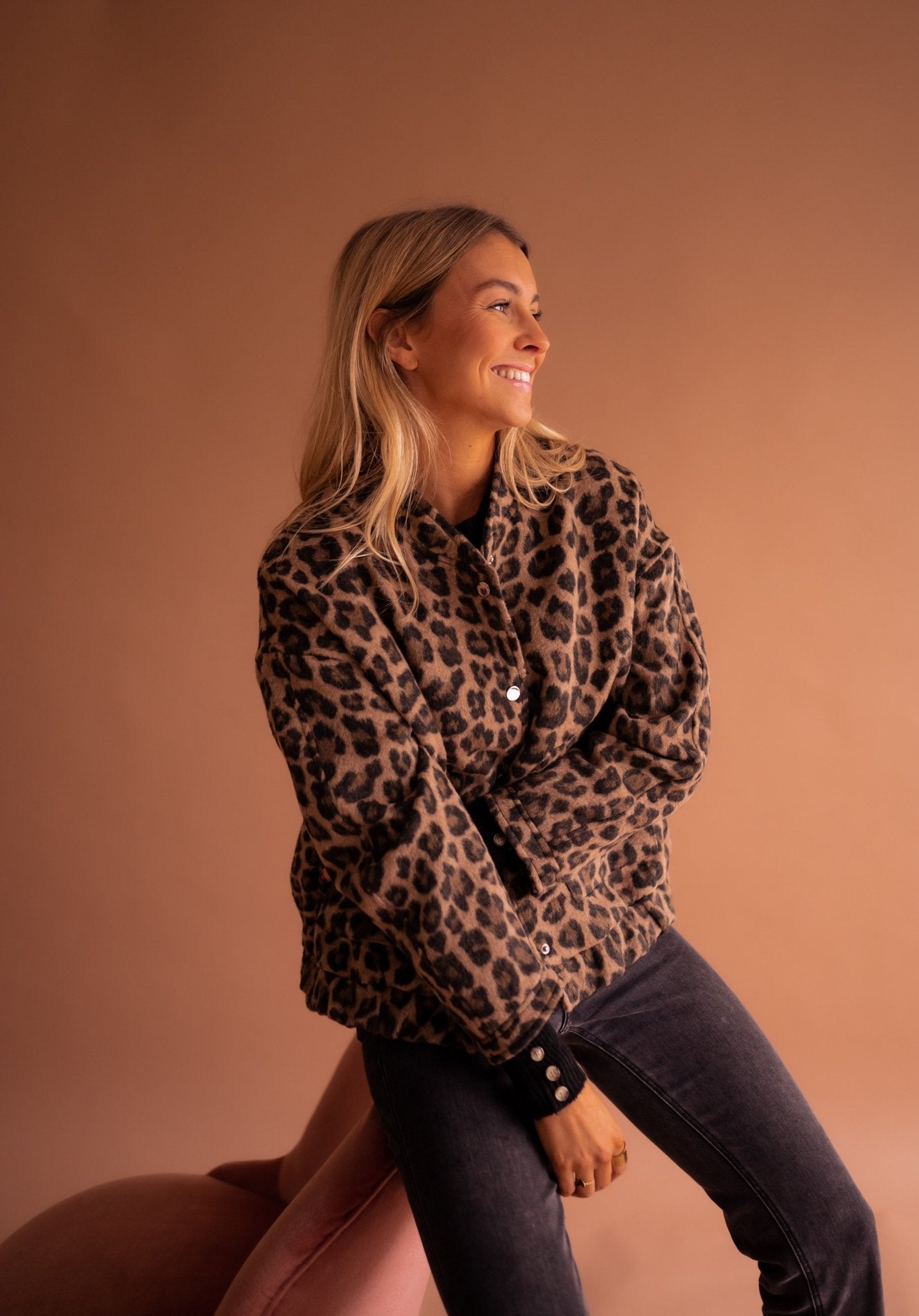 Isa | Chaqueta Corta con Estampado de Leopardo